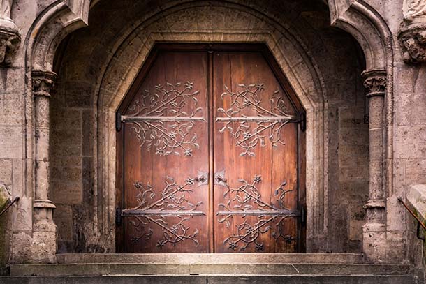PUERTAS DE MADERA Y HIERRO FORJADO
